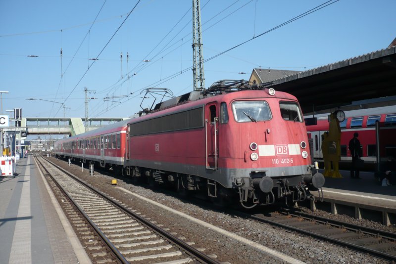 In Gieen auf Gleis 3 steht am 31.03.09 die Lok 110 402-5 als RB 15343 nach Friedberg(Hessen) abfahrbereit und wartet auf seine Fahrgste.