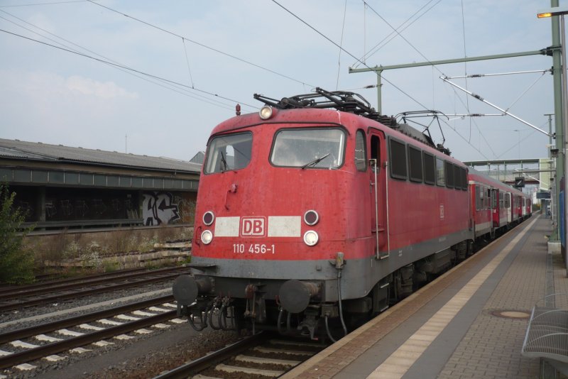 In Gieen auf Gleis 5 steht die 110 456-1 als RB 15339 (Gieen-Friedberg/Hessen) abfahrbereit.(Aufnahme von 20.09.09)