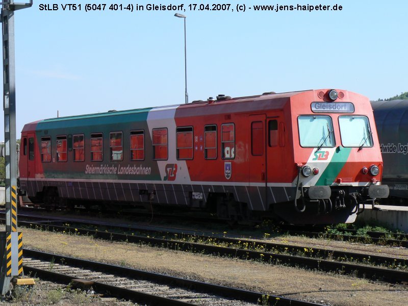 In Gleisdorf auf den nchsten Einsatz wartend steht der StLB VT51 (5057 401-4) am dortigen Bahnsteig 3. Foto: 17.04.2007