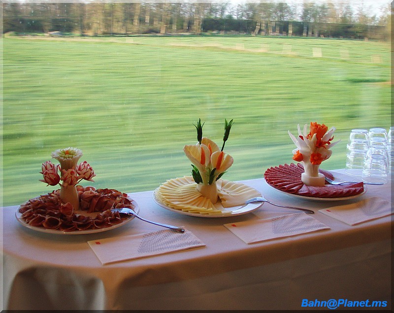 In gleitender Fahrt durch Wald und Flur - mit Frhstcks-Buffet im Talgo pur! Ausgeruht und geduscht im Hotelzug am 14.4.2007 um 7:20 Uhr von Mnchen nach Hamburg. (Der letzte Zug, den ich im tglichen Nachtverkehr kenne, welcher incl. ein richtiges komplettes Buffet anbietet; alles vom Gesteck ist essbar!)