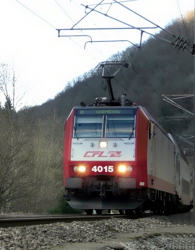 In Goebelsmhle fhrt ein Wanderweg entlang der Strecke, welcher etwas tiefer liegt als die Gleise. Als E-Lok 4015 aus Richtung Troisvierges vorbei fuhr, konnte ich sie aus der Froschperspektive ablichten am 02.02.08. 