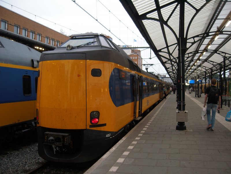 In Groningen steht BR 4200 4057 (Fehler in der Baureihenbezeichnungen bitte ich zu entschuldigen, is mein erstes NL-Foto :) )
09.08.09