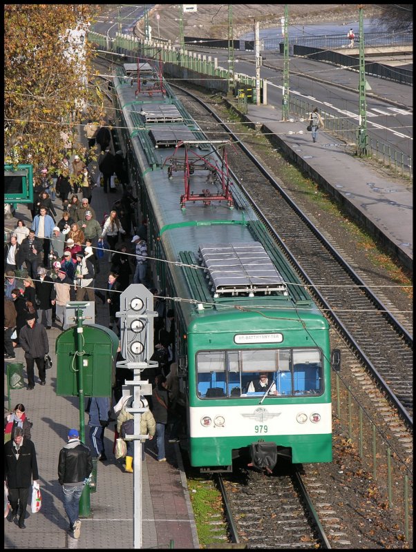 In der gut besuchten Station Arpad Hid steht Triebzug 979. 20.12.2008