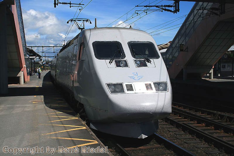 In Hssleholm steht eine X 2000 zur Abfahrt bereit. Sie kam aus Malm und fhrt weiter nach Stockholm. - Aufnahme von 19.6.2007 -