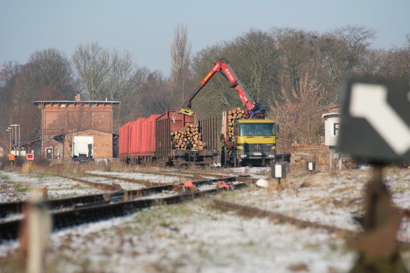 In Hagenow an der Ladestra�e werden die Holzwaggons beladen. 07.01.2009