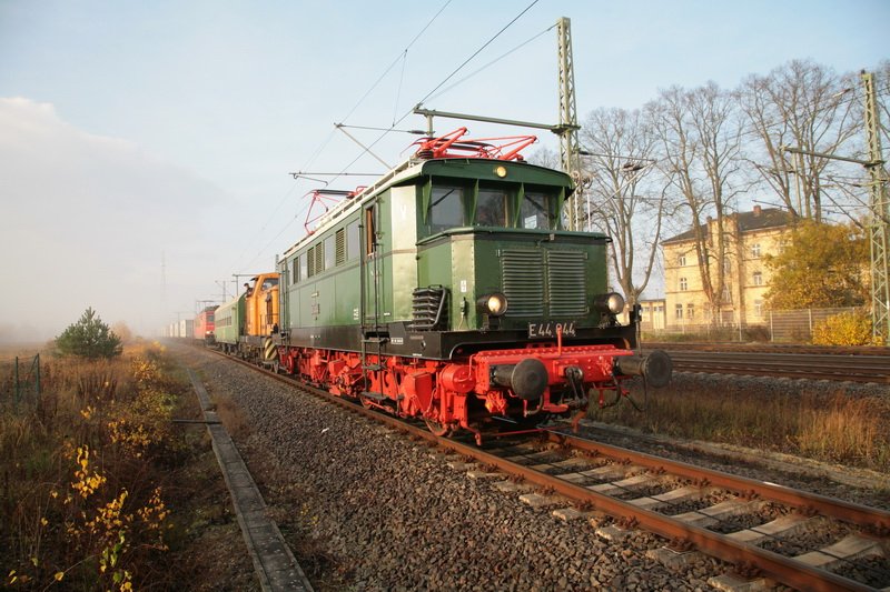 In Hagenow Land hat die E44 044 mit einer V60 Ausfahrt Richtung Ludwigslust. 08.11.2008 
