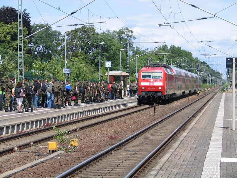 In Hagenow Land hat Einfahrt der RE1 mit der 120 201-9 von Rostock nach Hamburg. Nach dem Gelbnis bei der Bundeswehr wollen die Soldaten wieder nach hause fahren. 12.06.2008