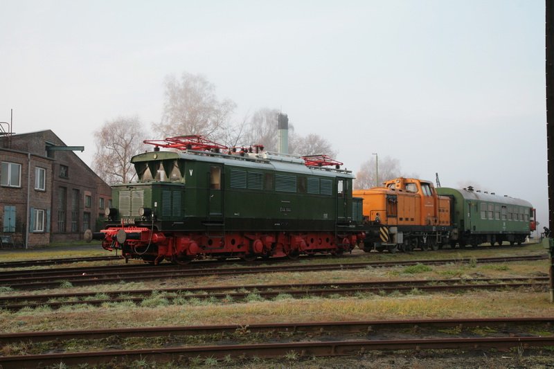 In Hagenow Land stehen die E44 044 mit der V60 von D&D und einem Reisezugwagen auf dem Abstellgleis. Gestern ist die E44 mit den Leipziger Eisenbahnfreunden angereist welche heute die V60 mit nach Leipzig nehmen wollen. 08.11.2008