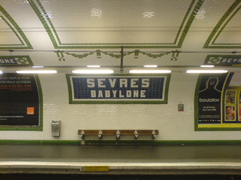 In der Haltestelle Svres Babylone an der Linie 12 der Pariser Metro.