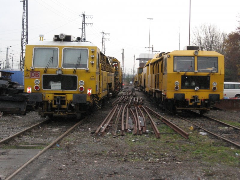 In Hamm wurden diese zwei Stopfmaschinen nach erledigter Arbeit abgestellt.