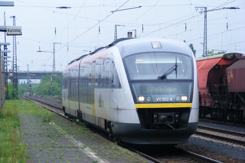 In Hanau Hbf auf Gleis 106 f�hrt gerade der VT 302 von der HLB als HLB 84058 nach Sch�llkrippen ein.Dieser Triebwagen ist ein Desirotriebwagen!!! (Aufnahme von 30.04.09)