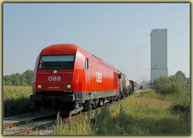 In Haugsdorf musste der IGE-Sonderzug R 16632 die Kreuzung mit dem G�terzug aus Pernersdorf-Wulzeshofen abwarten. Dieser wurde am 22.9.2006 von 2016 020 bespannt. Das Bild zeigt ihn bei der Ausfahrt aus Haugsdorf.