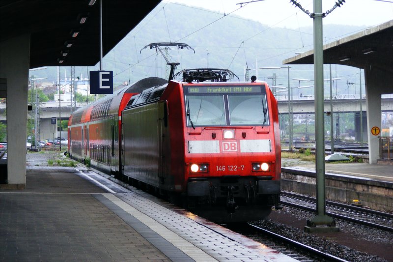 In Heidelberg Hbf fhrt am 17.04.09 146 122-7 zur bereitstellung als 
RB 15462 nach Frankfurt/M Hbf langsam an den Bahnsteig heran.