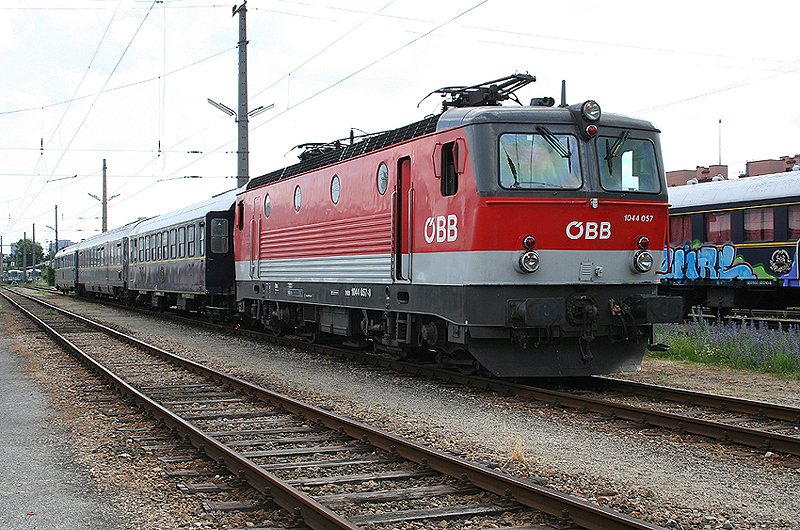 In Heiligenstadt angekommen wurde die Wagen abgestellt und die Lok nach Wien West berstellt. Die Aufnahme zeigt den Zug auf den Gleisen das „Frachtenbahnhofes“ Heiligenstadt. Hoffe der Bericht gefllt.