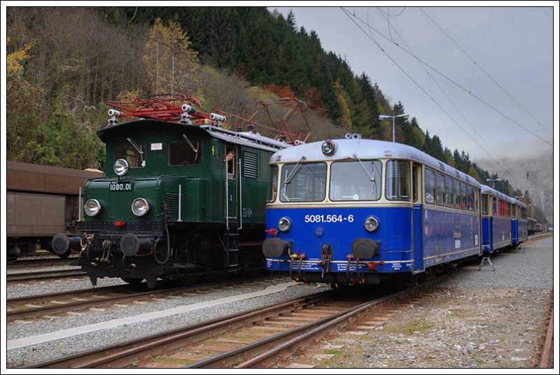 In Hieflau hat am 25.10.2008 1080.01 Sdz R 16749 aus Salzburg bernommen und ihn weiter nach Eisenerz gebracht. Bei der Ankunft in Eisenerz warteten bereits 3 Schienenbusse der Erzbergbahn auf die Fahrgste des Sonderzuges, um sie ber den Prbichl weiter nach Vordernberg zu bringen. 