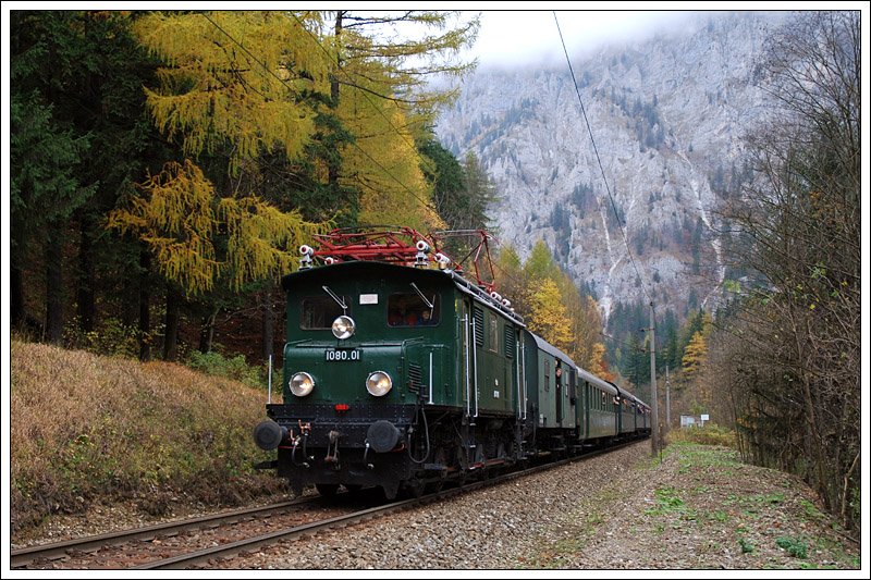 In Hieflau hat am 25.10.2008 1080.01 Sdz R 16749 aus Salzburg �bernommen und brachte ihn in weiterer Folge nach Eisenerz. Die Aufnahme entstand kurz vor Eisenerz.