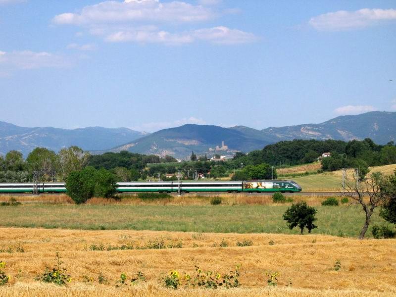 In Hintergrund das Castello di Montecchio, hier die Diretissima mit einem ETR500, die alte Strecke windet sich an den Bergen im Hintergrund entlang.