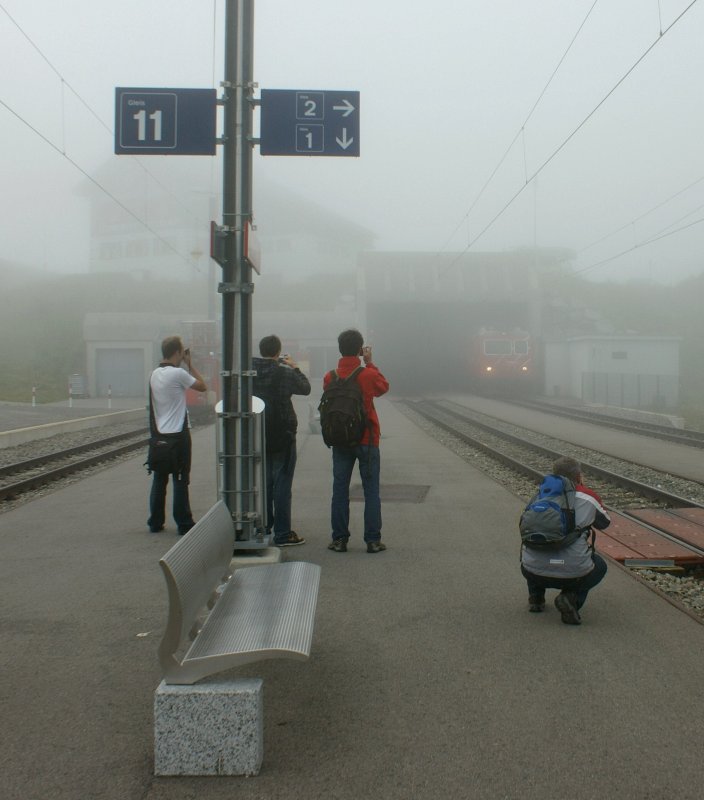In der Hoffnung, auf besseres Wetter fuhren wir auf den Oberaplpass. Das Bild beweist das dem nicht so war und so gab es weitere Nebelbilder: Jan,Dani,Silvan und Stefan fotografieren die Durchfahrt des Glacier-Express 911.
(22.08.2009)