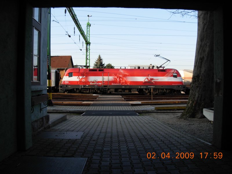 In idealer Position war am 2.4.2009 die sterreichische EM-Lok auf dem ungarischen Bahnhof Fertszentmiklos abgestellt; so ideal, da sie sogar durch den Eingangsbereich in ihrer vollen Lnge fotografiert werden konnte.