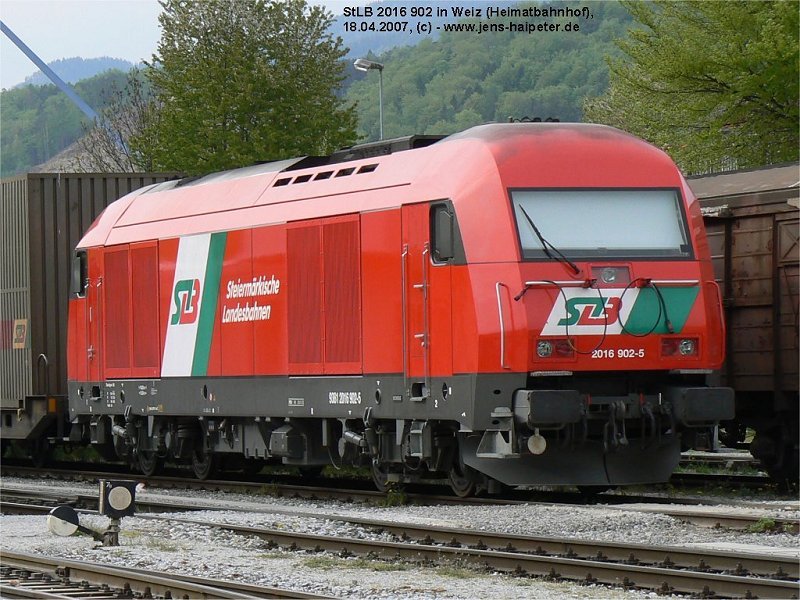 In ihrem Heimatbahnhof Weis (Stmk) am 18.04.2007 vor einem zusammengestellten G�terzug StLB 2016 902-5