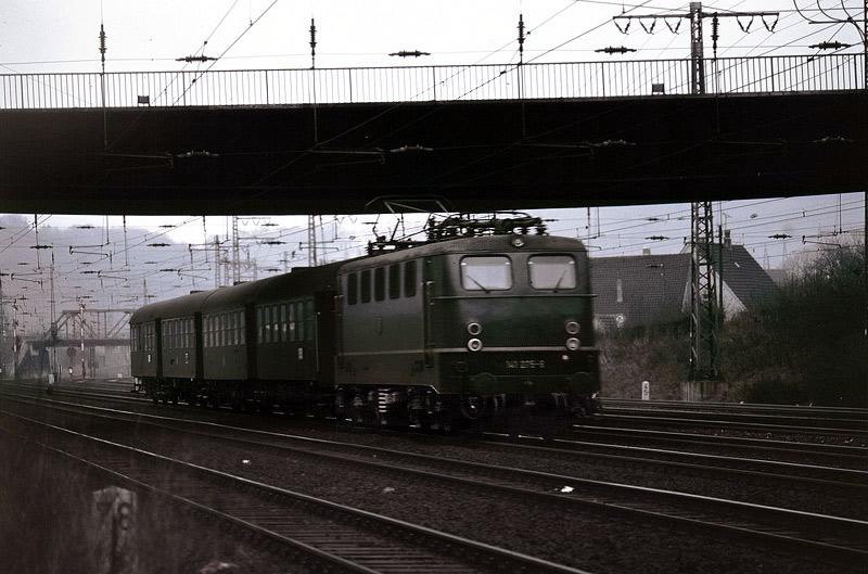 In ihrer alten Ursprungslackierung, nebst Altbau-Personenwagen durcheilt die 141275 vom Bw Hagen-Eck.gerade den Rbf HA-Hengstey.
Aufn. ca.1968
