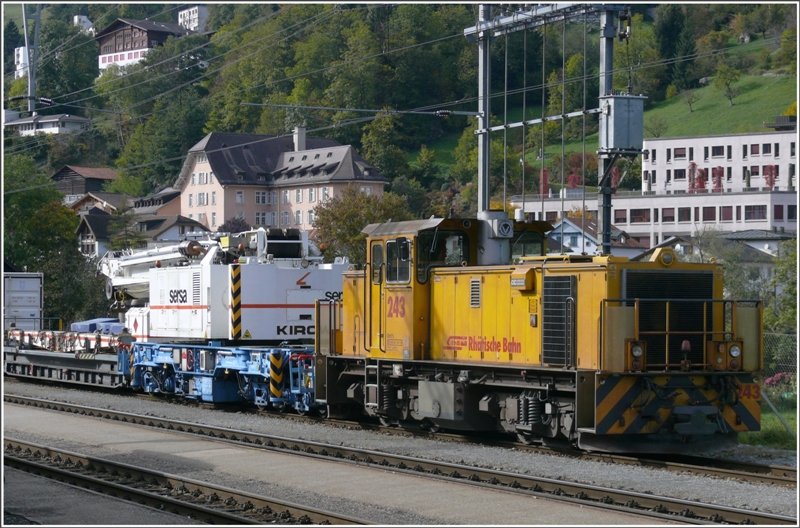 In Ilanz ist Sonntagsruhe. Gm 4/4 243 mit Kirow Schienenkran steht abgestellt auf Gleis 4. (05.10.2008)