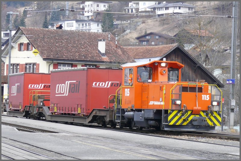 In Ilanz/Glion rangiert Tm 2/2 115 zwei Crossrail Container. (22.02.2008)