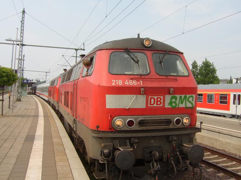 In Itzehoe werden Planm��ig 218 466-1 und eine weitere 218 vom IC 2315 ( Deichgraf von Westerland-(Sylt) nach Heidelberg) abgehangen. Aufgrund eines Lokschadens wurde anstatt einer Br 101, eine Lok der BR 120 angehangen. Im  Hintergrund ist die RB 219177 nach Hamburg -Altona zu sehen.