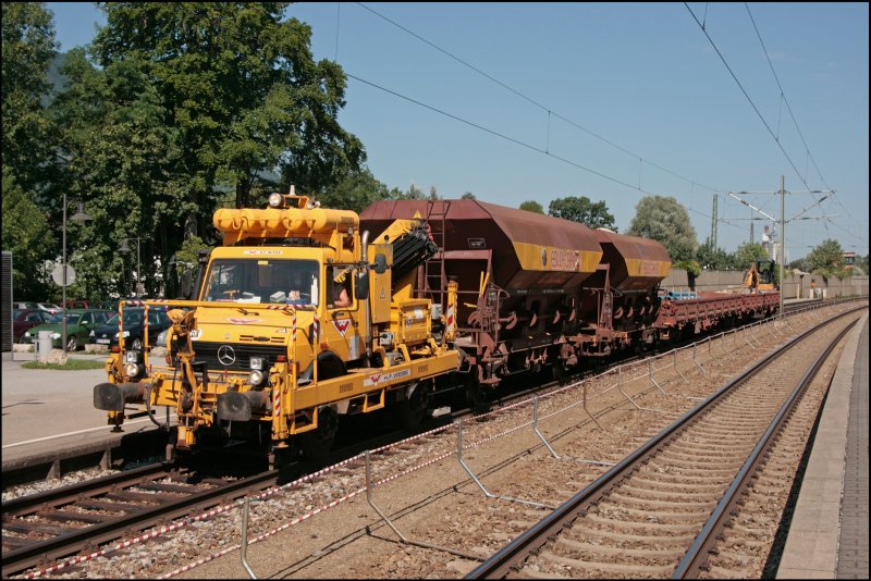In den Juli-Wochen wurden auf der Inntalbahn Gleisbauarbeiten durchgefhrt. Ein U1650  ZweiwegeUnimog  von H.F. WIEBE rangiert zwei Selbstentladewagen, von EBW-CARGO, und zwei Flachwagen im Bahnhof Brannenburg. (11.07.2008)