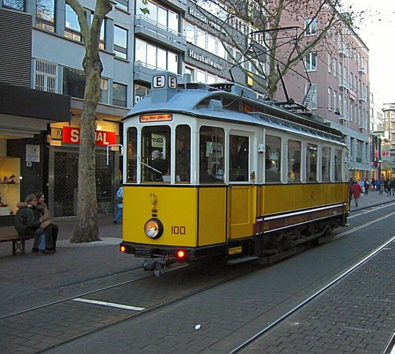 In Karlsruhe werden gelegentlich die alten historischen Straenbahnen aus dem Depot geholt und auf einem Ringkurs Marktplatz-Hauptbahnhof-Europaplatz-Marktplatz geschickt, z.B. in der Adventszeit. Diese Aufnahme des Triebwagens mit der Nummer 100 (Baujahr 1930) entstand am 07.12.2003.