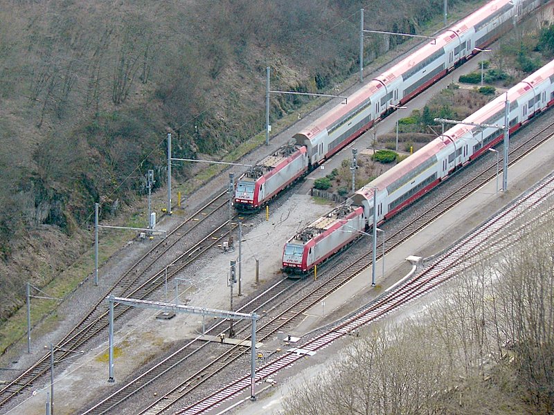 In Kautenbach trennen sich die Strecken nach Wiltz und nach Troisvierges-Gouvy-L�ttich. W�hrend RE 3767 (rechts im Bild) aus Richtung Luxemburg in den Bahnhof von Kautenbach einf�hrt, um nach kurzem Halt seine Reise nach Troisvierges fortzusetzen, wartet RB 3242 (links im Bild) aus Wiltz, dass die Strecke frei wird, um nach Luxemburg zu fahren. 17.04.08