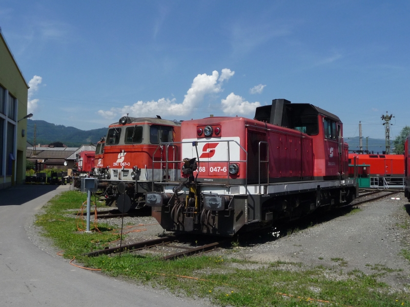 In Knittelfeld wird oft mit den Baureihen 2067 und 2068 verschoben. Die 2068 047-6 durfe aber zum Zeitpunkt der Aufnahme eine Pause einlegen. (22.07.09)