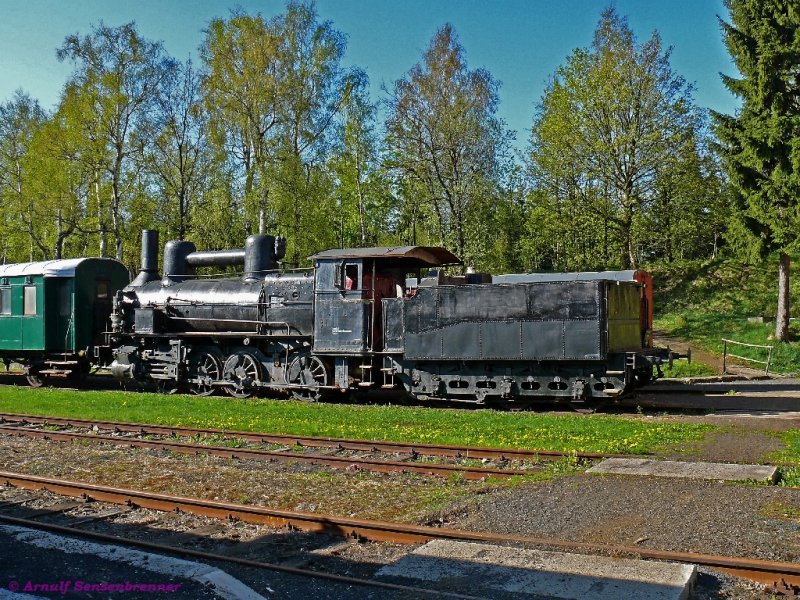 In Krimov (Krima) im Erzgebirge gibt es kleine Sammlung historischer Fahrzeuge.  Hier ist die ber 110-jhrige Vierkuppler-Dampflok CSD 414.407 zu sehen. 
Gebaut wurde sie fr die SteG, die private (!) privilegierte sterreichisch-ungarische Staatseisenbahn-Gesellschaft . Dort trug sie die Nummer 4407. Nachdem die SteG verstaatlicht wurde, lief sie bei den k.k. sterreichischen Staatsbahnen (kkStB)  unter der Nummer 75.07 und dann bei der CSD als 414.407 .

11.05.2008
