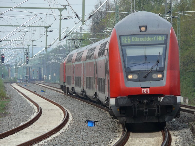 In Krze erreicht der RE6  Westfalen-Express  Preuen (Lnen). 12.04.2009.