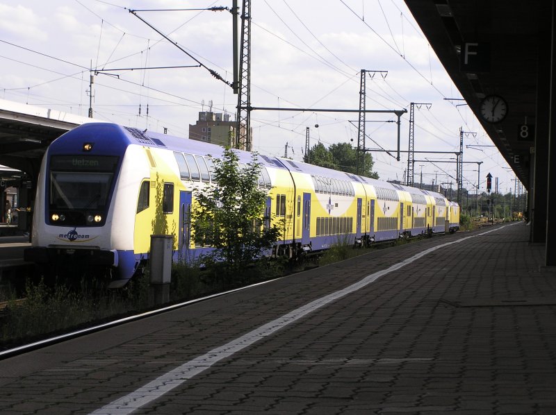 In Krze schiebt die ME 146-17 ihren metronom nach Uelzen ber Northeim - Kreiensen - Elze - Hannover. Aufnahme in Gttingen am  08.07.2007
