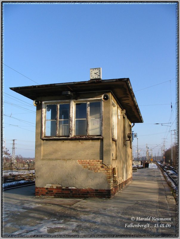 In Krze wird das - zugegeben nicht gerade schne - Stellwerk W1 in Falkenberg/E. seinen Dienst quittieren u. abgerissen werden, infolge des Neubaus des Kreuzungsbauwerks. Seine Aufgaben bernimmt dann das Stellwerk W2 das dafr einen neuen Stelltisch erhlt. Die neuen Lichtsignale sind nun auch schon gesetzt. Das Bild entstand im Jan.06.