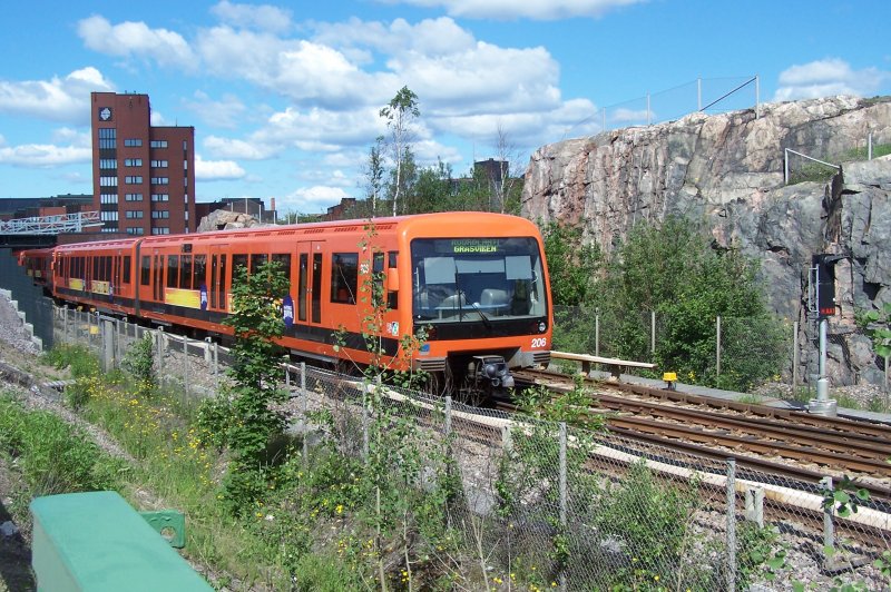 In der KW 25 (und nicht nur in dieser) fanden gleich an zwei Abschnitten der Metro Bauarbeiten statt. Eine erfolgte auf der Brndbro, wo auf dem Gleis Brnd - Fiskhamn die Gleise erneuert werden. Die Station Kalasatama/Fiskhamn wurde erst Anfang 2007 erffnet und befindet sich zwischen Sninen/Srns und Kulosaari/Brnd direkt vor der Brndbro. Ein zug mit Tw 206 wechselt unmittelbar vor der Station Fiskhamn wieder in das richtuge Gleis nach Grsviken.