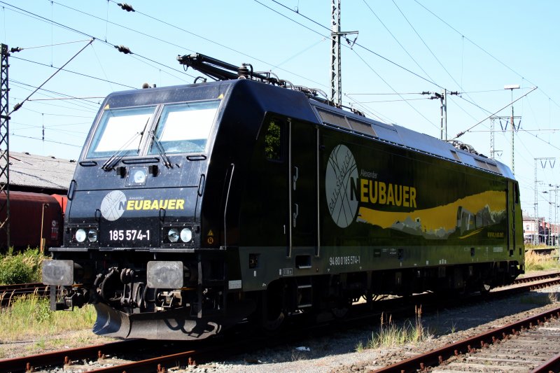 In Leer (Ostfriesland) war die mir unbekannte 185 574-1  Railservice Alexander Neubauer  am 24.08.09 abgestellt.