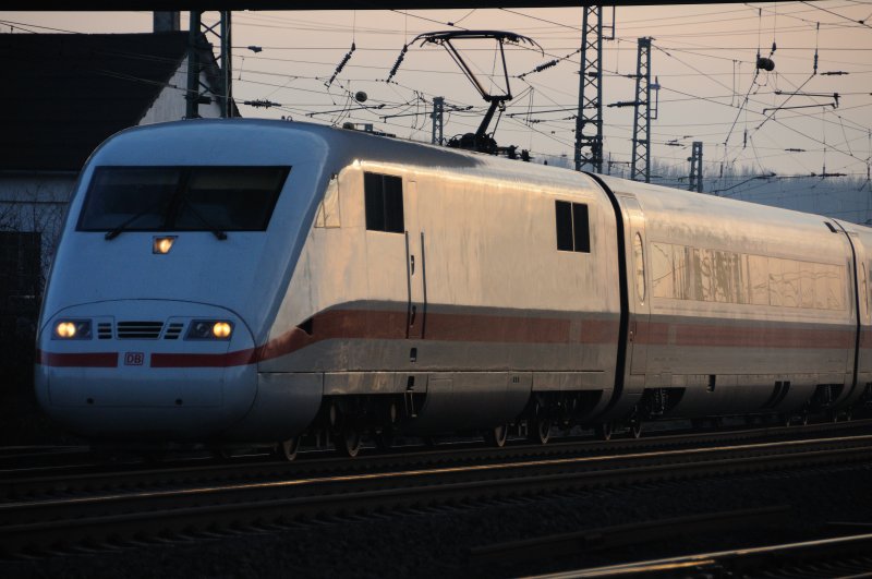 In der letzten Abendsonne des Tages strebt ein ICE 1 auf der KBS 655 Frankfurt am Main zu. (Feb. 2009).