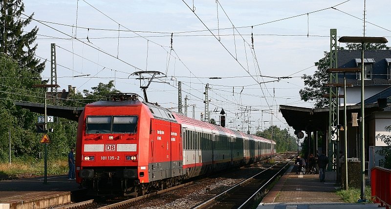 In den letzten Sonnenstrahlen des 15. August 2008 bef�rdert 101 135 den leicht versp�teten EC 114  W�rthersee  (Klagenfurt-Dortmund) durch Osthofen.