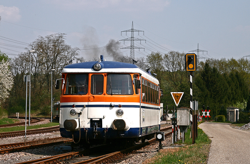 In den letzten Zgen liegt der Verkehr auf der Krebsbachtalbahn von Neckarbischofsheim Nordbahnhof nach Hffenhardt – Sie wird am 31. Juli 2009 das letzte Mal von der SWEG befahren. Schon heute verkehren auf der landschaftlich reizvollen Strecke nur noch zwei Zugpaare an Werktagen. Der alte VT 26 hat am 15. April 2009 mit dem letzten Zug des Tages den Zielbahnhof erreicht und muss nun zu seinem Abstellplatz rangieren. Ganz links im Bild zu sehen ist die aktuell ebenfalls noch von der SWEG betriebene Strecke nach Aglasterhausen, auf ihr verkehrt ab Dezember 2009 die S-Bahn Rhein Neckar mit den ET 425.