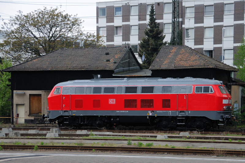 In leuchtendem Neulack: 218 810-0 im Lokportrait, abgestellt in Darmstadt Hbf. (Ende Mai 2009).
