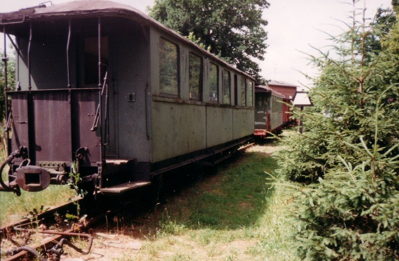 In Lindenberg steht im Sommer 1997 dieser Schmalspurwagen. Er gehrt der Museumsbahn  Pollo . Diese liegt im Land Brandenburg in der Nhe von Pritzwalk (KBS 206). 