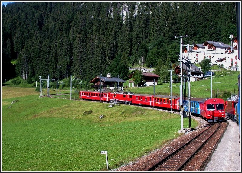 In Litzirti 1452m /M. kommt uns der Regionalzug nach Chur mit Steuerwagen 1702 entgegen. (15.07.2008)