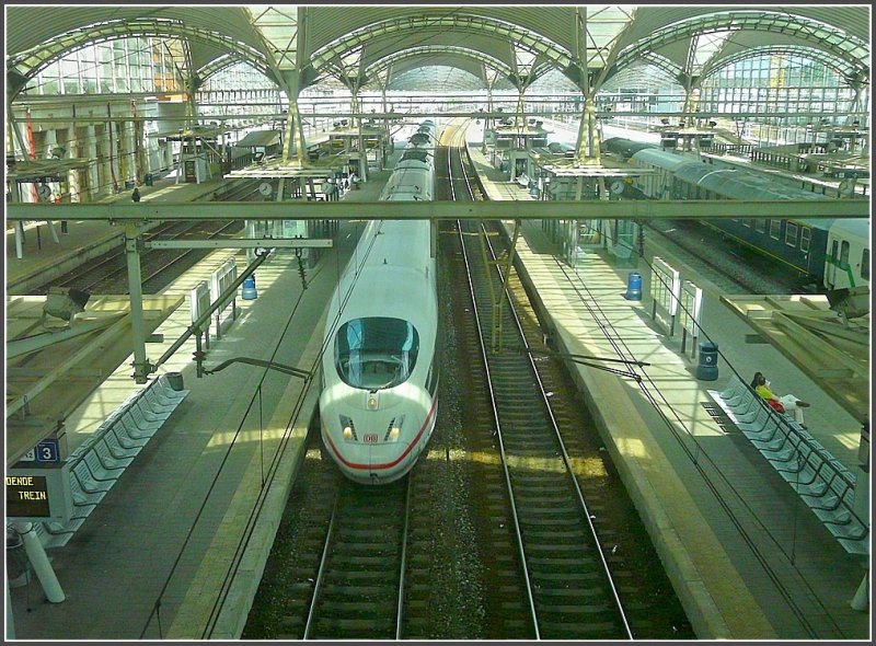 In Louvain macht der ICE keinen Halt, hier braust er mit 140 km/h durch den Bahnhof auf seinem Weg von Br�ssel nach Frankfurt/Main. 30.08.09 (Jeanny)