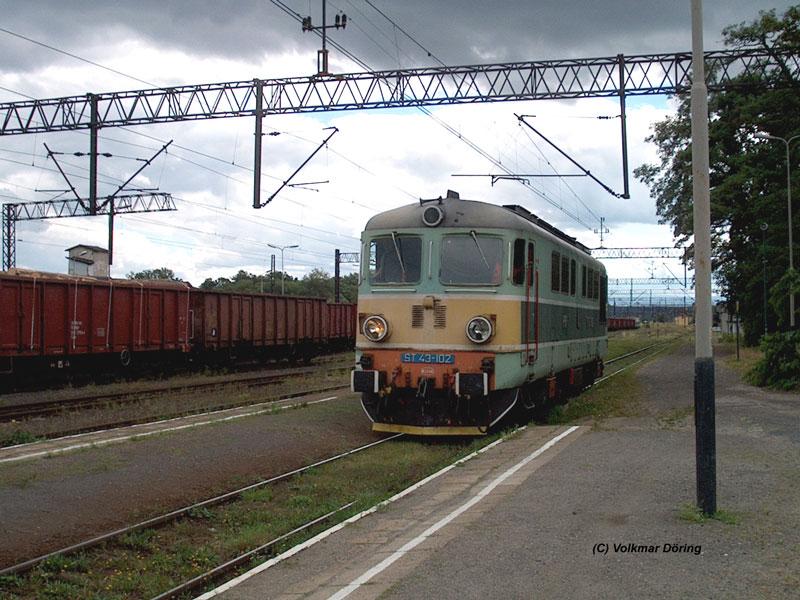 In Luban SL / Lauban (Schlesien) kommt ST 43-102 auf Rangierfahrt, deshalb ist nur der rechte Scheinwerfer eingeschaltet - 13.08.2004
