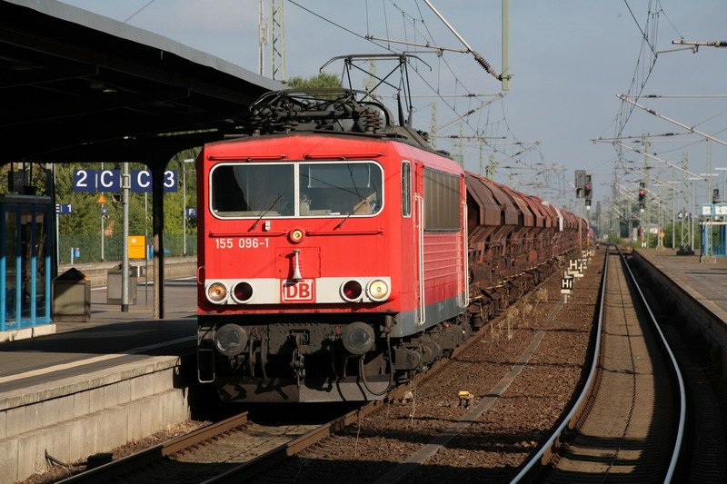 In Ludwigslust steht am Bahnsteig 3 ein Gterzug. Nach kurzem Halt macht die 155 096-1 den Bahnsteig wieder frei. 26.06.2008