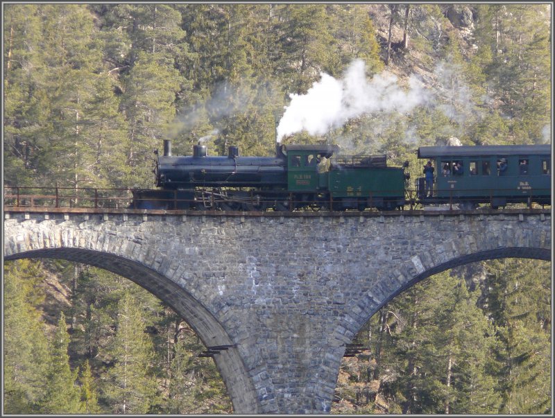 In luftiger Hhe berquert G 4/5 108 im Schritttempo den Landwasserviadukt, damit die englischen Eisenbahnfans gengend Zeit haben, diese einmalige Brcke auf Film zu bannen. (20.02.2008)