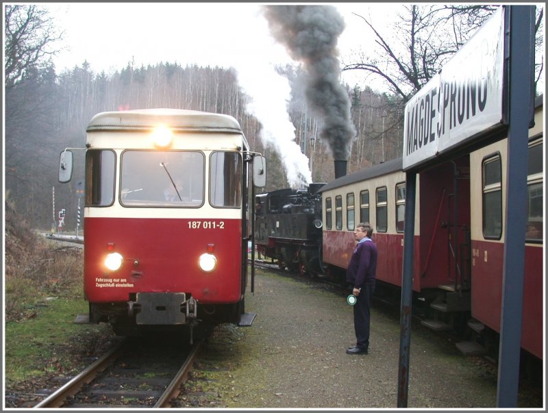 In M�gdesprung kreuzt uns Zug 8955 nach Harzgerode, gef�hrt vom Fischst�bchen Triebwagen 187011-2. (14.12.2006)