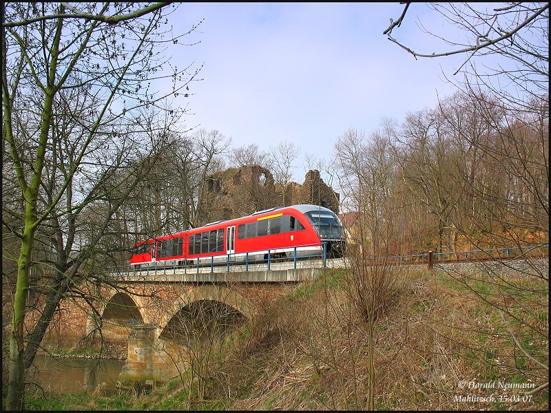 In Mahlitzsch �berquert 642 547 als RB27518 Leipzig Hbf - Nossen die Freiberger Mulde. Im Hintergrund die Burgruine  Die Kempe . 15.03.07